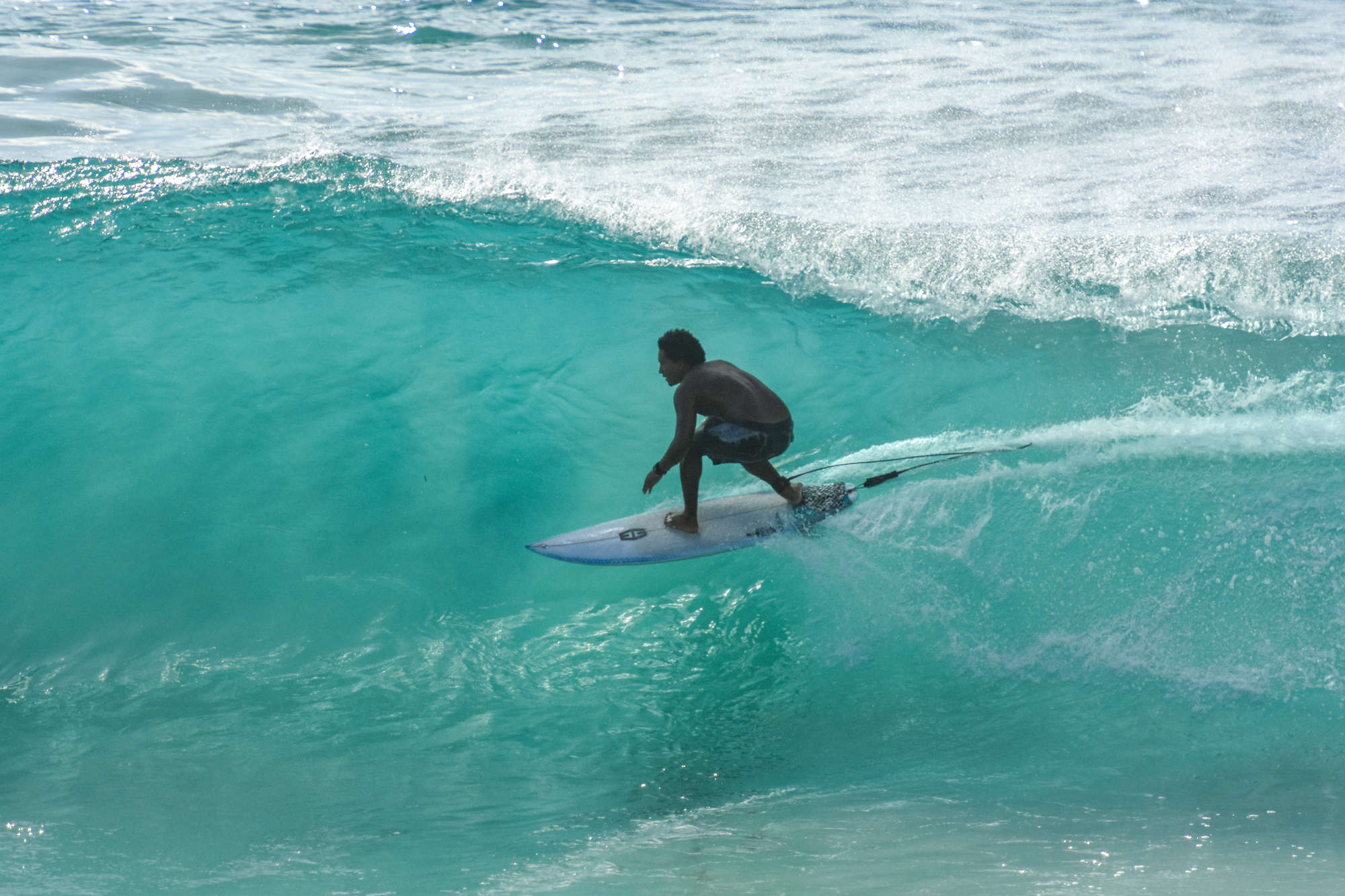 Conhece a história de Sung Min Cho aka Mini, o primeiro surfista profissional moçambicano que sonha com o topo mundial
